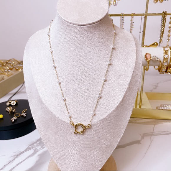 Elegant Gold and Pearl Necklace - Picture 2 of 4